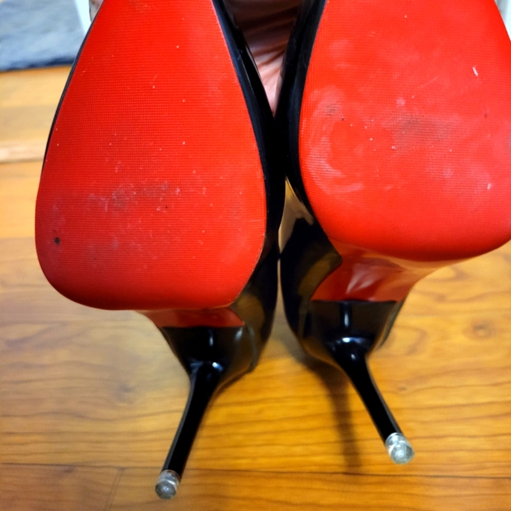 Black patent leather heels with red bottom. - Picture 3 of 3